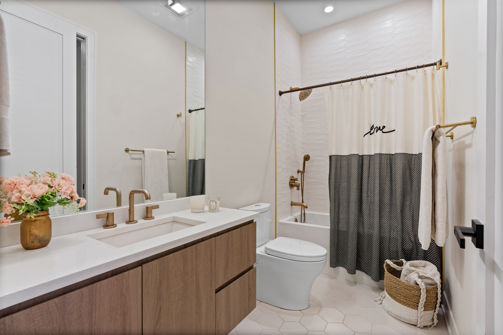 1938 W Augusta Boulevard Unit: 304