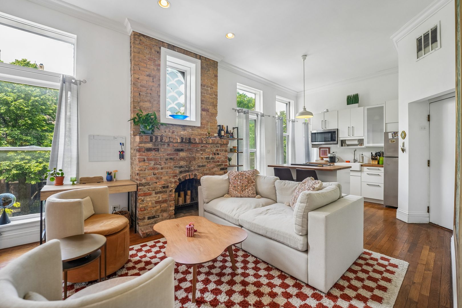 223 W Wisconsin Street Unit: 2B