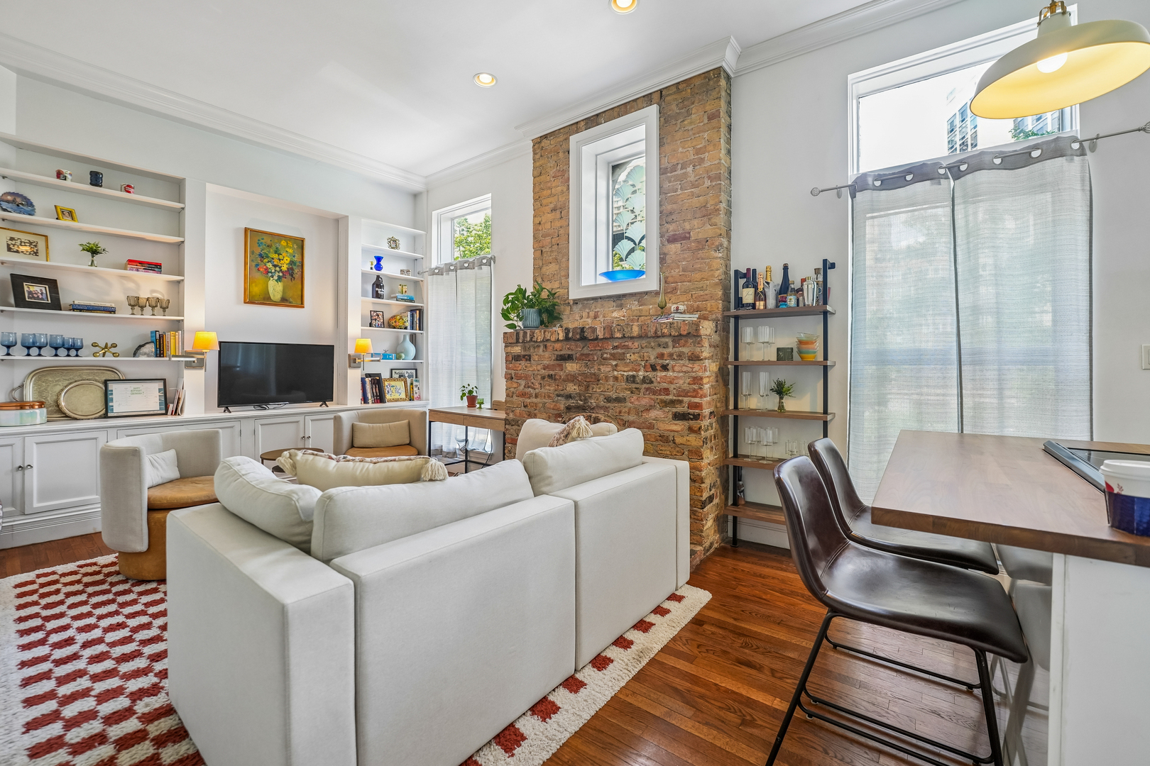 223 W Wisconsin Street Unit: 2B