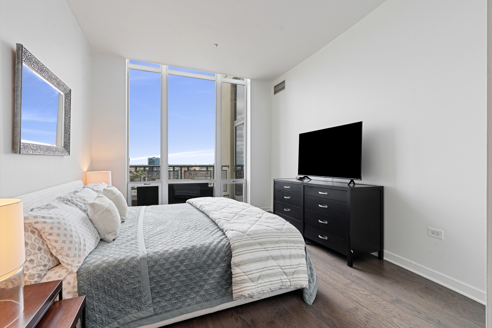 720 N LARRABEE Street Unit: 1709