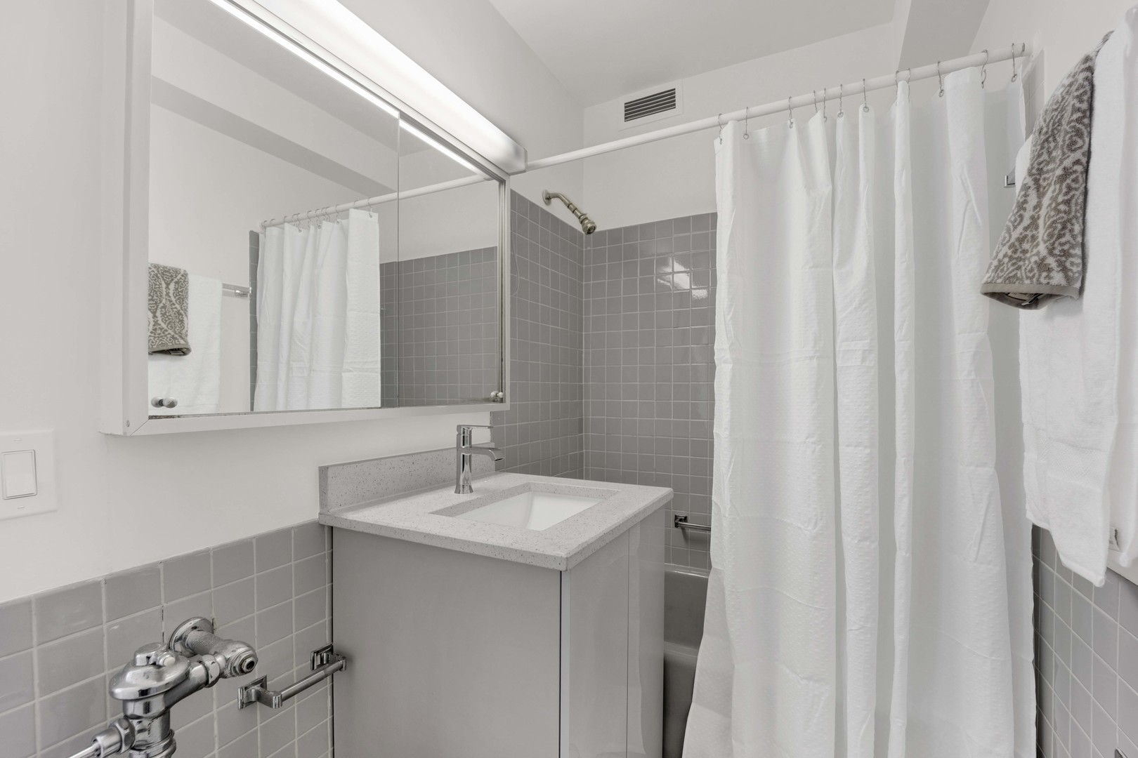 900 N Lake Shore Drive Unit: 1706