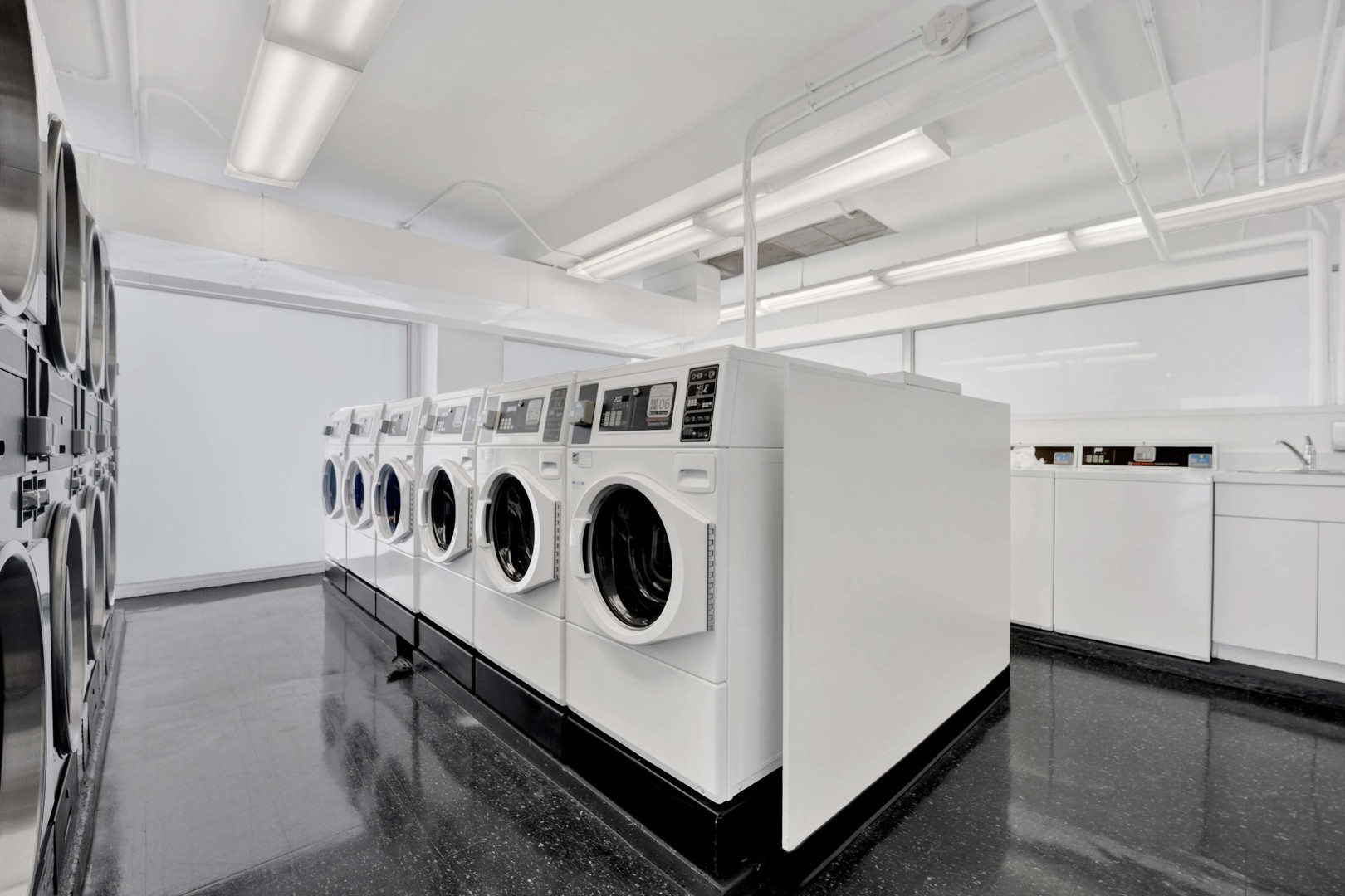900 N Lake Shore Drive Unit: 1706