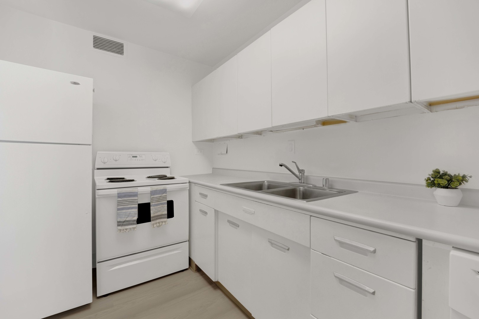 900 N Lake Shore Drive Unit: 1706