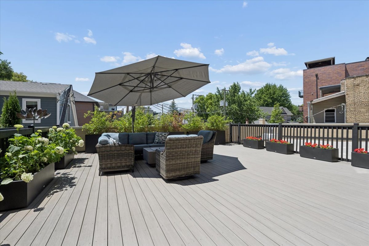 3808 N Lincoln Avenue Unit: 203