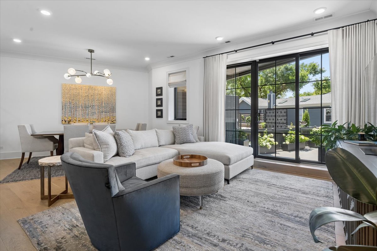 3808 N Lincoln Avenue Unit: 203