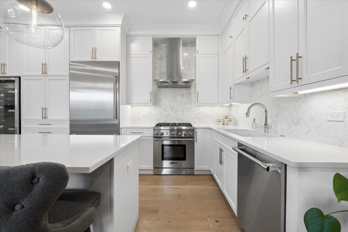 3808 N Lincoln Avenue Unit: 203