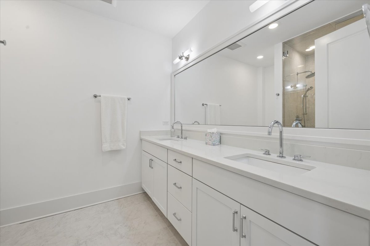 3808 N Lincoln Avenue Unit: 203