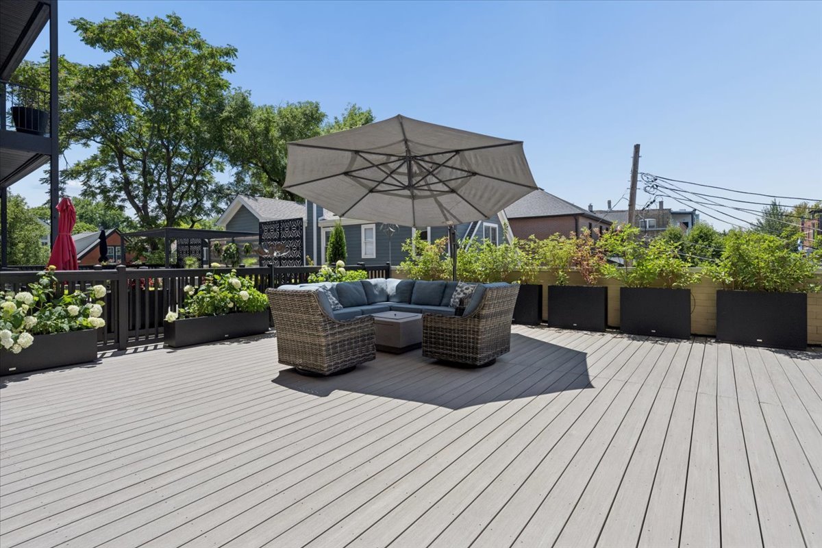 3808 N Lincoln Avenue Unit: 203