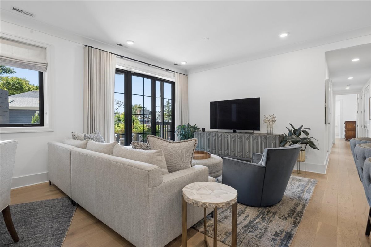 3808 N Lincoln Avenue Unit: 203