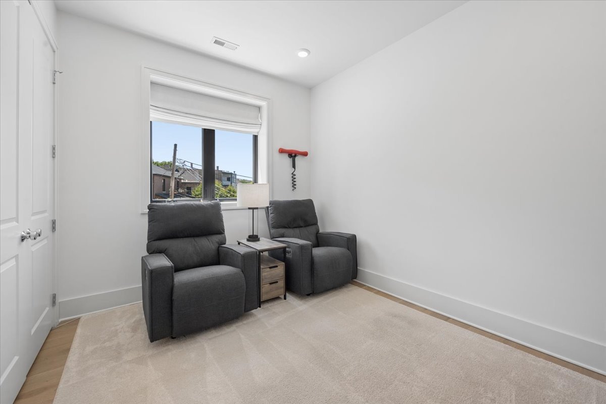 3808 N Lincoln Avenue Unit: 203