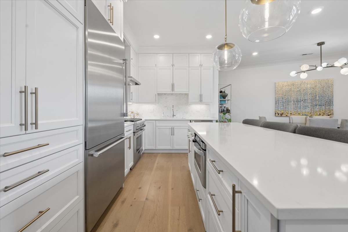 3808 N Lincoln Avenue Unit: 203