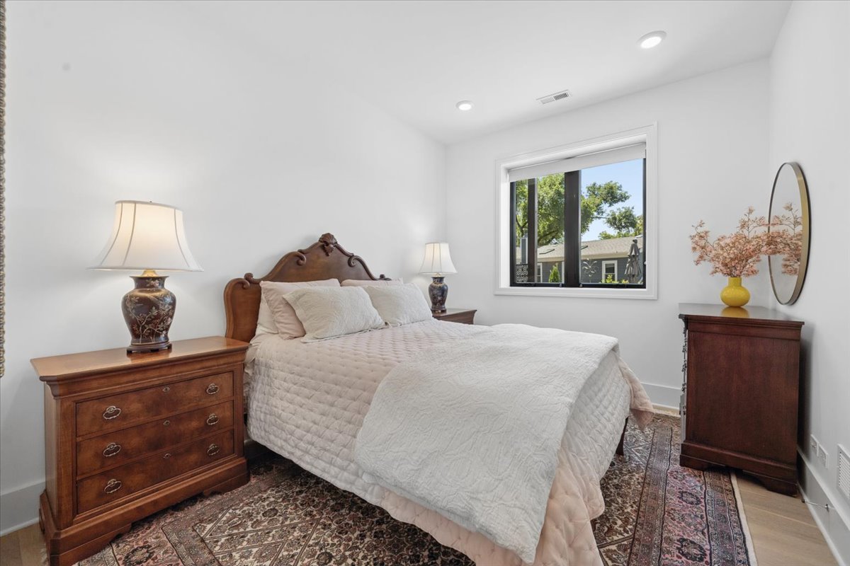 3808 N Lincoln Avenue Unit: 203