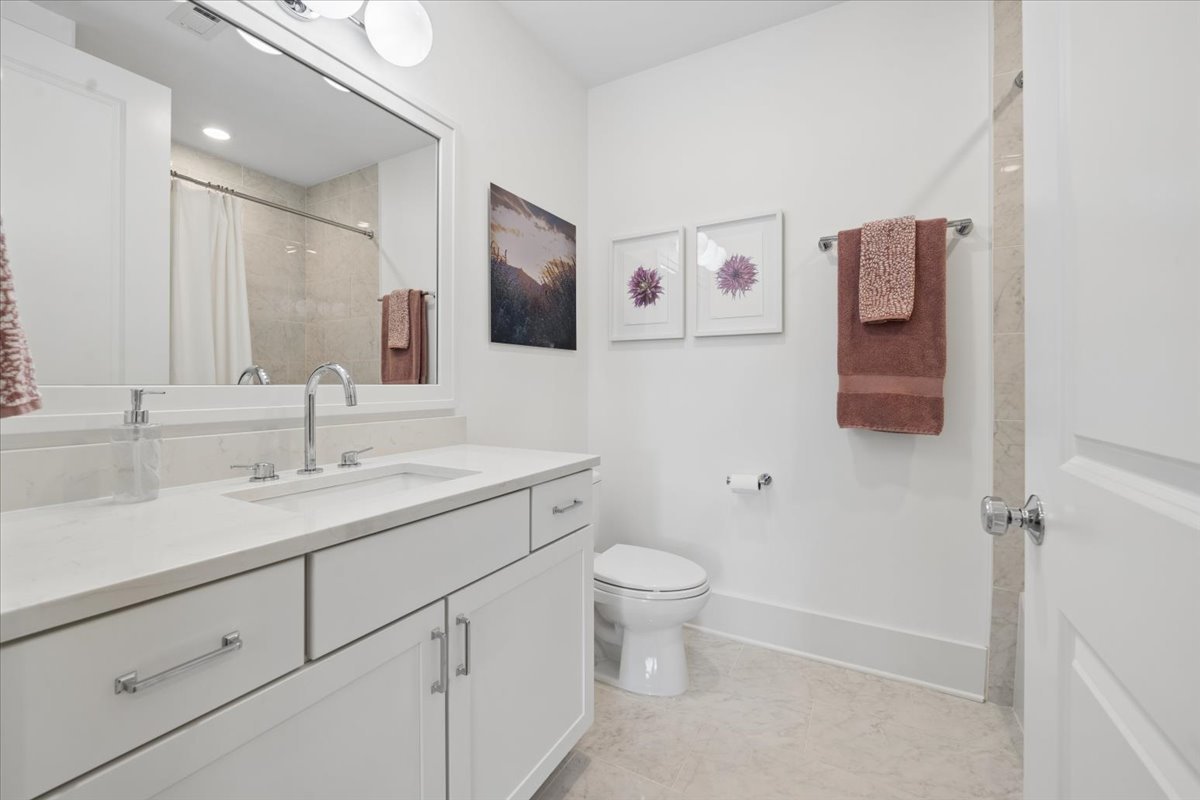 3808 N Lincoln Avenue Unit: 203