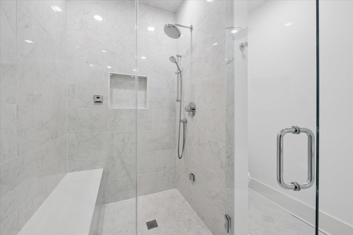 3808 N Lincoln Avenue Unit: 203