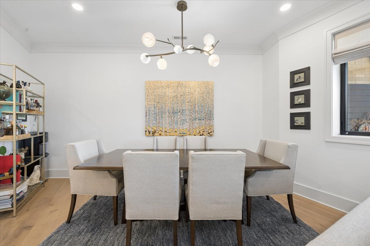 3808 N Lincoln Avenue Unit: 203