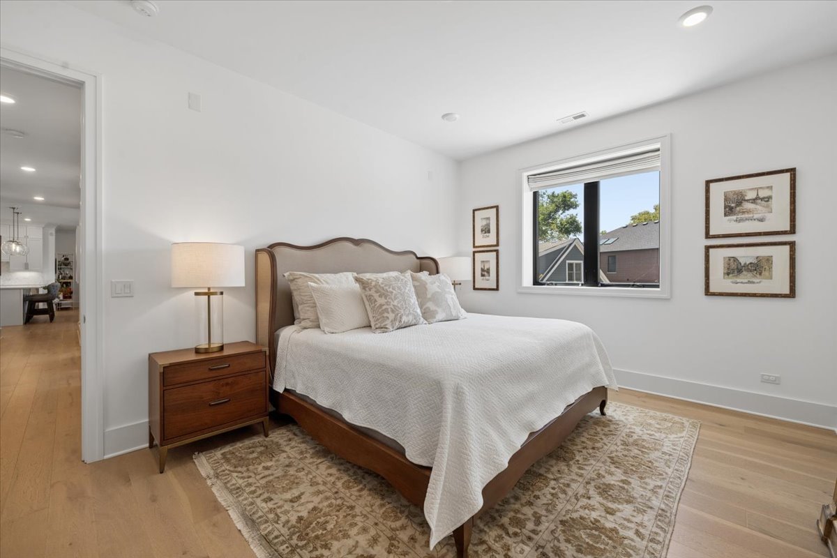 3808 N Lincoln Avenue Unit: 203