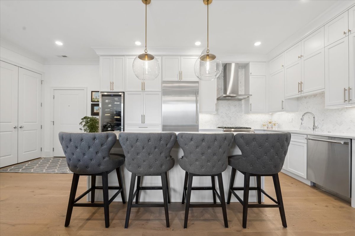 3808 N Lincoln Avenue Unit: 203