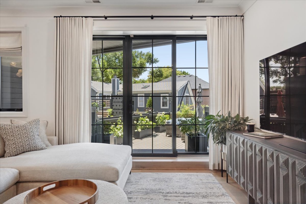 3808 N Lincoln Avenue Unit: 203
