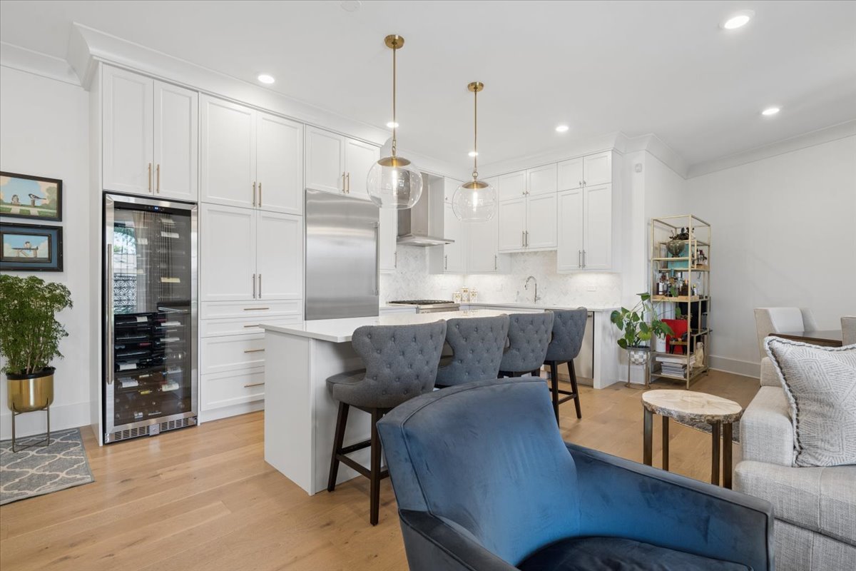 3808 N Lincoln Avenue Unit: 203