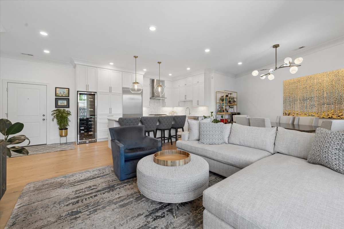 3808 N Lincoln Avenue Unit: 203