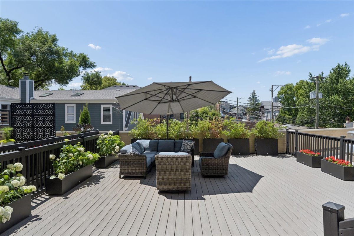 3808 N Lincoln Avenue Unit: 203