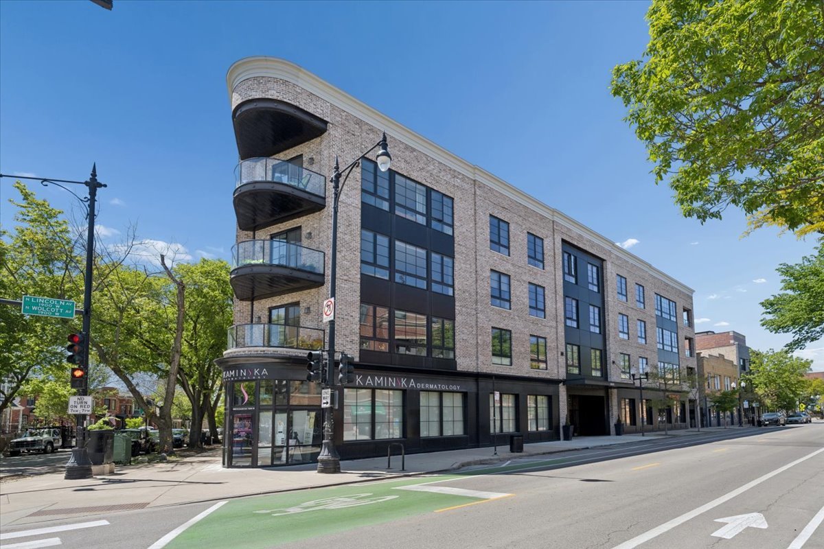 3808 N Lincoln Avenue Unit: 203