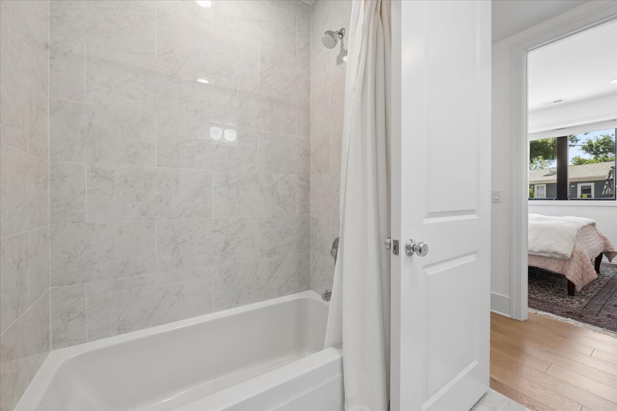 3808 N Lincoln Avenue Unit: 203
