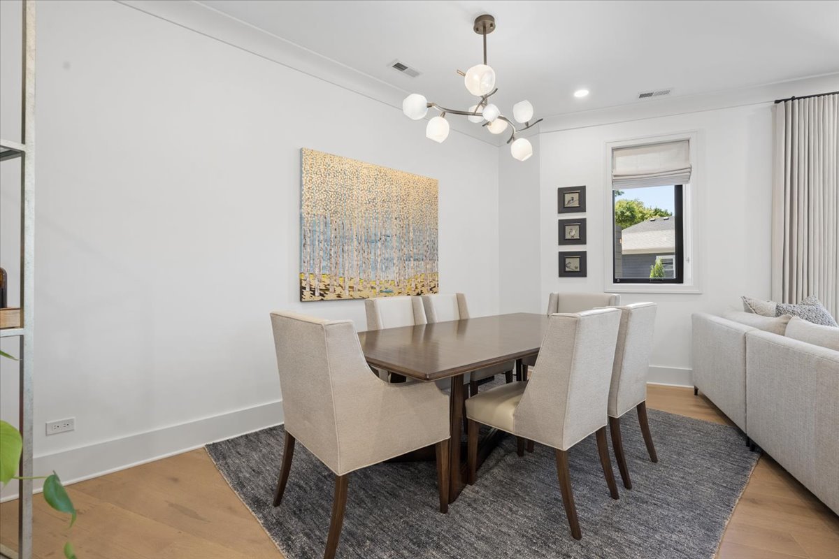 3808 N Lincoln Avenue Unit: 203