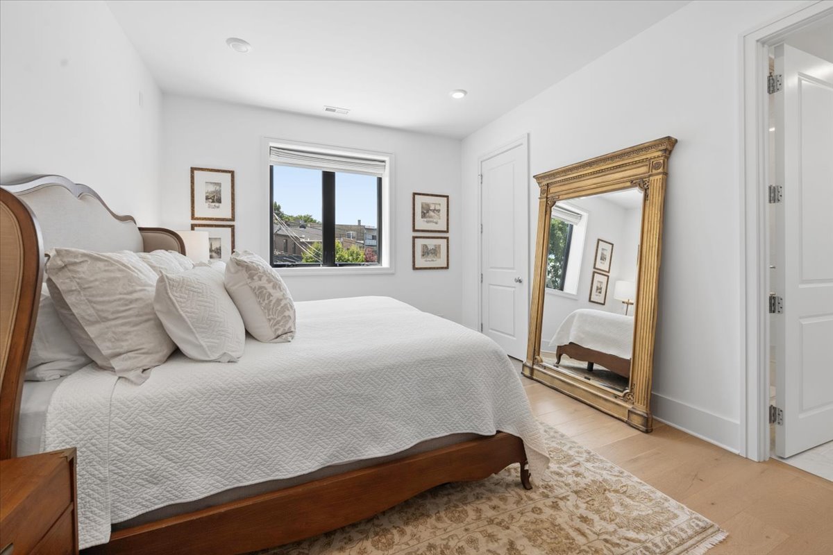 3808 N Lincoln Avenue Unit: 203