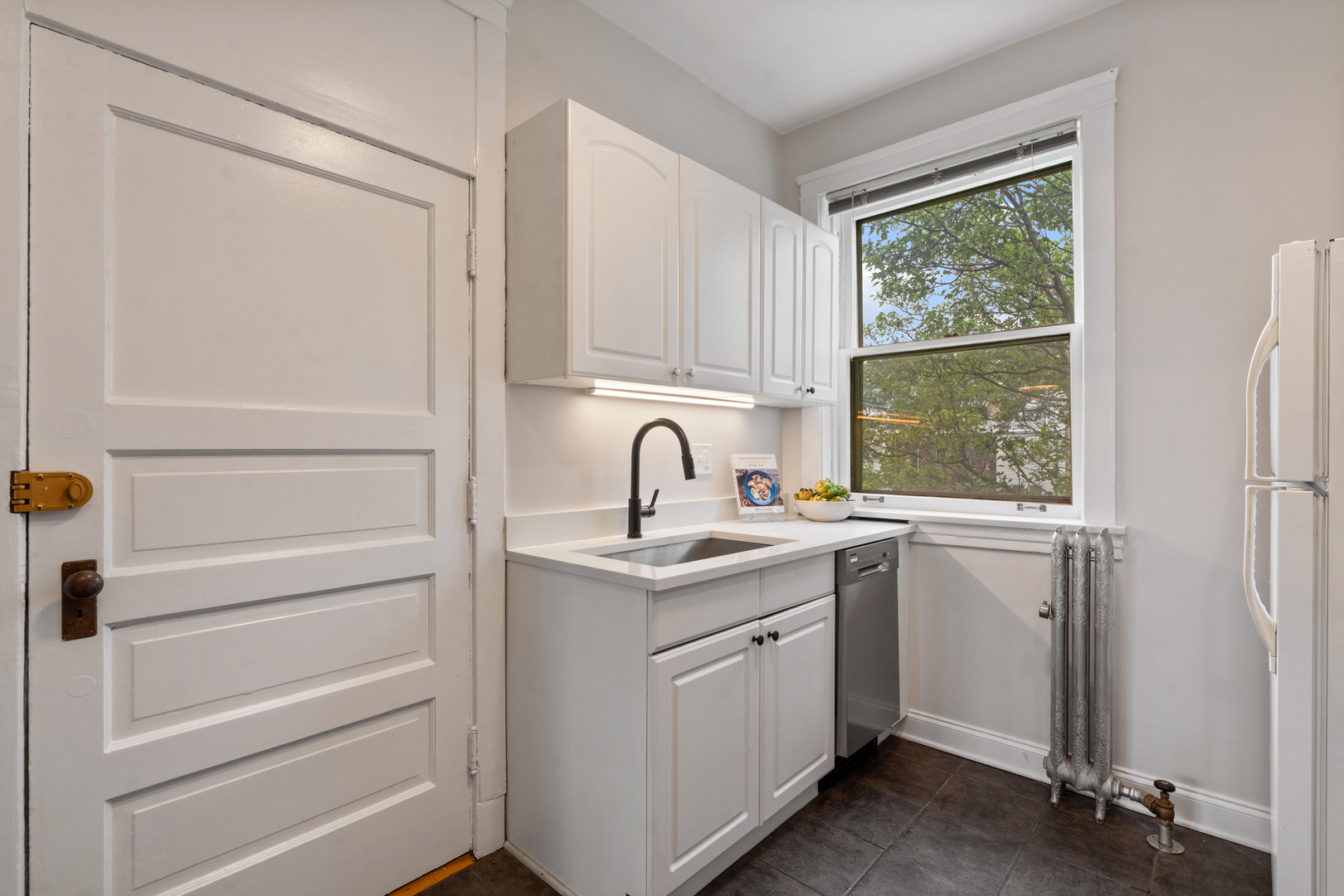 1469 W Berteau Avenue Unit: 303