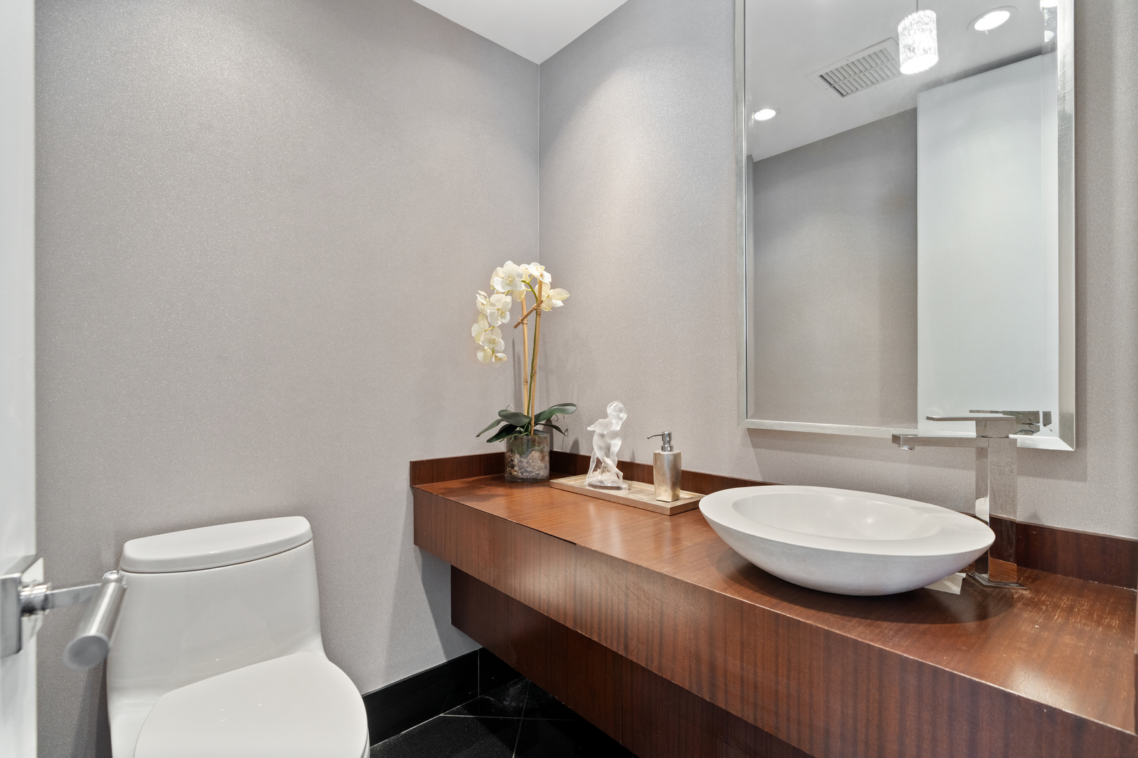 1240 N Lake Shore Drive Unit: 22A