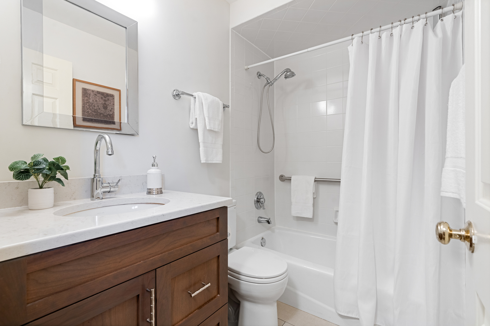 4048 N CLARK Street Unit: D