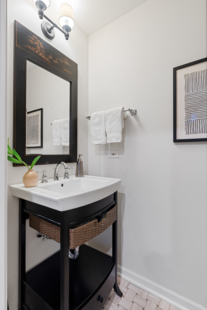 4048 N CLARK Street Unit: D