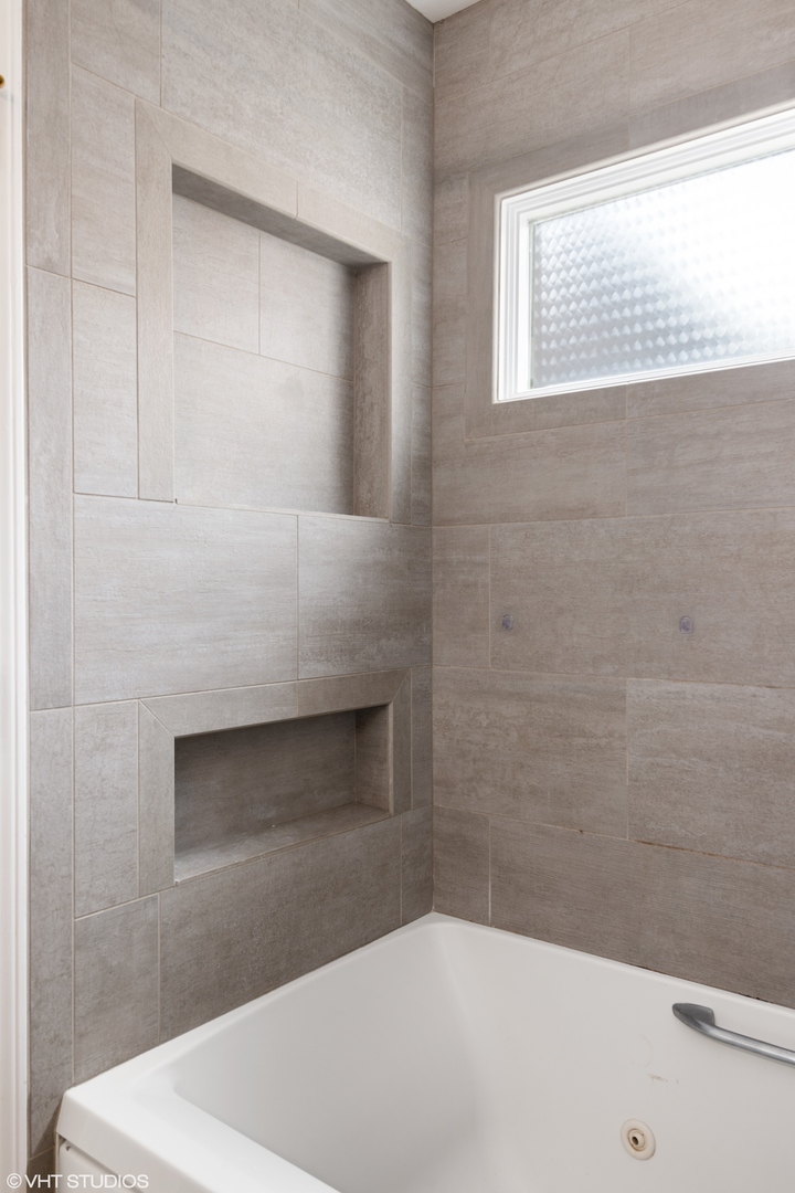1238 W Fletcher Street Unit: G