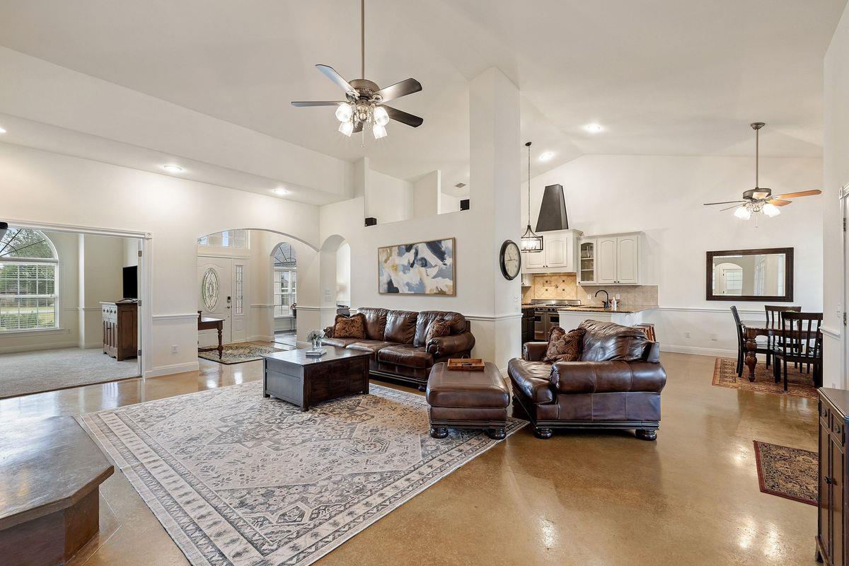 744 W Bartlett DR