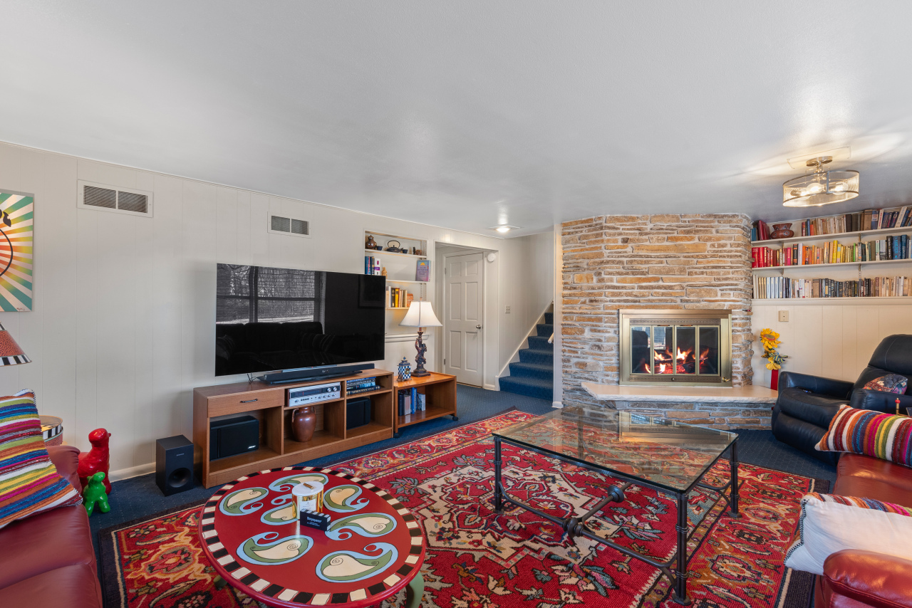 8665 N Manor Ct
