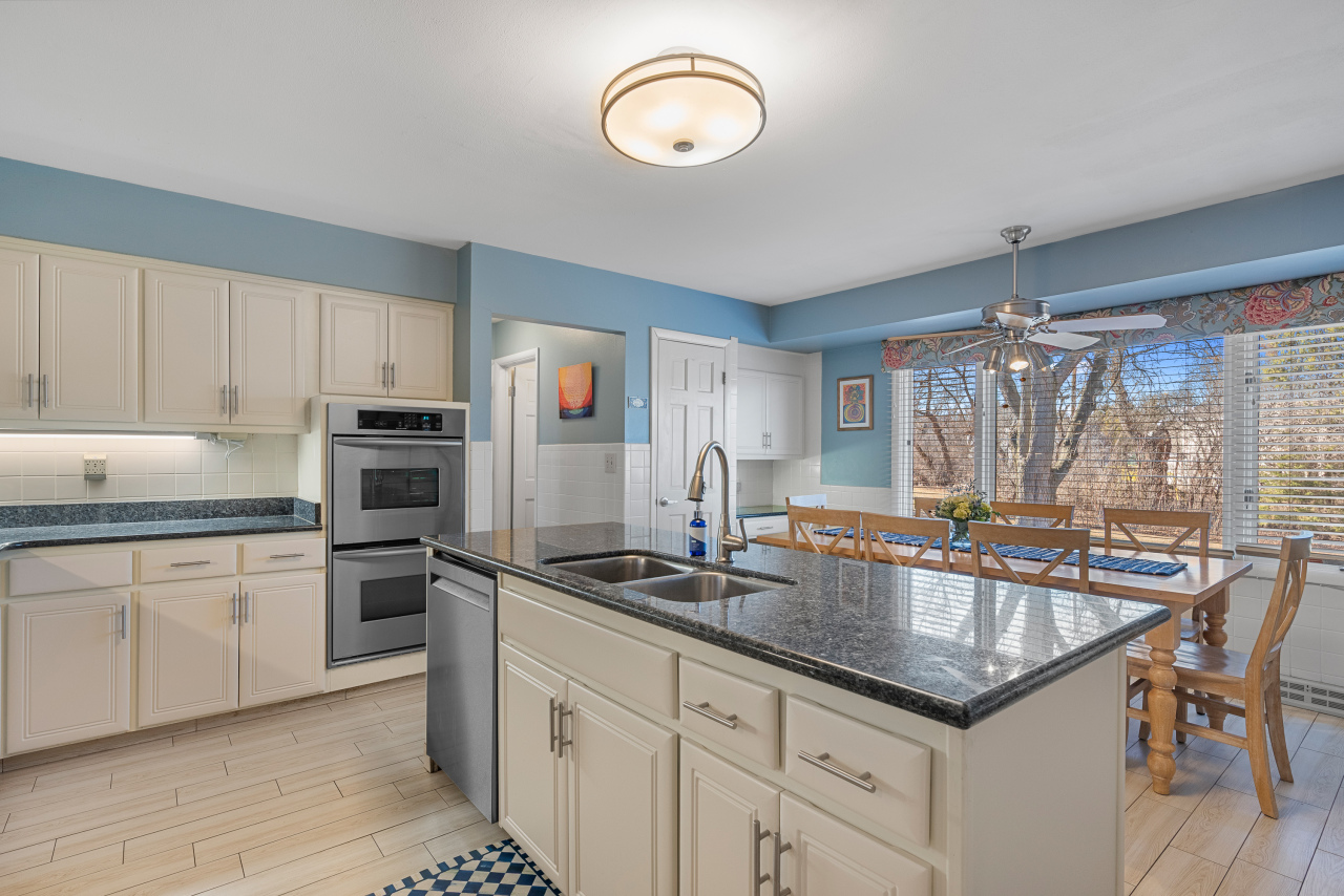 8665 N Manor Ct