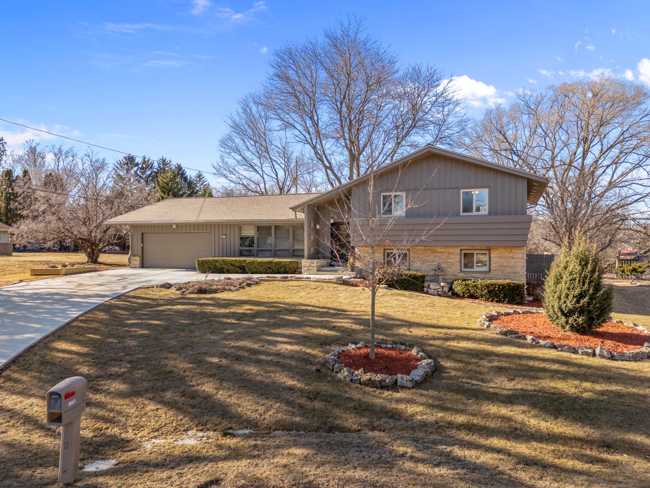 8665 N Manor Ct