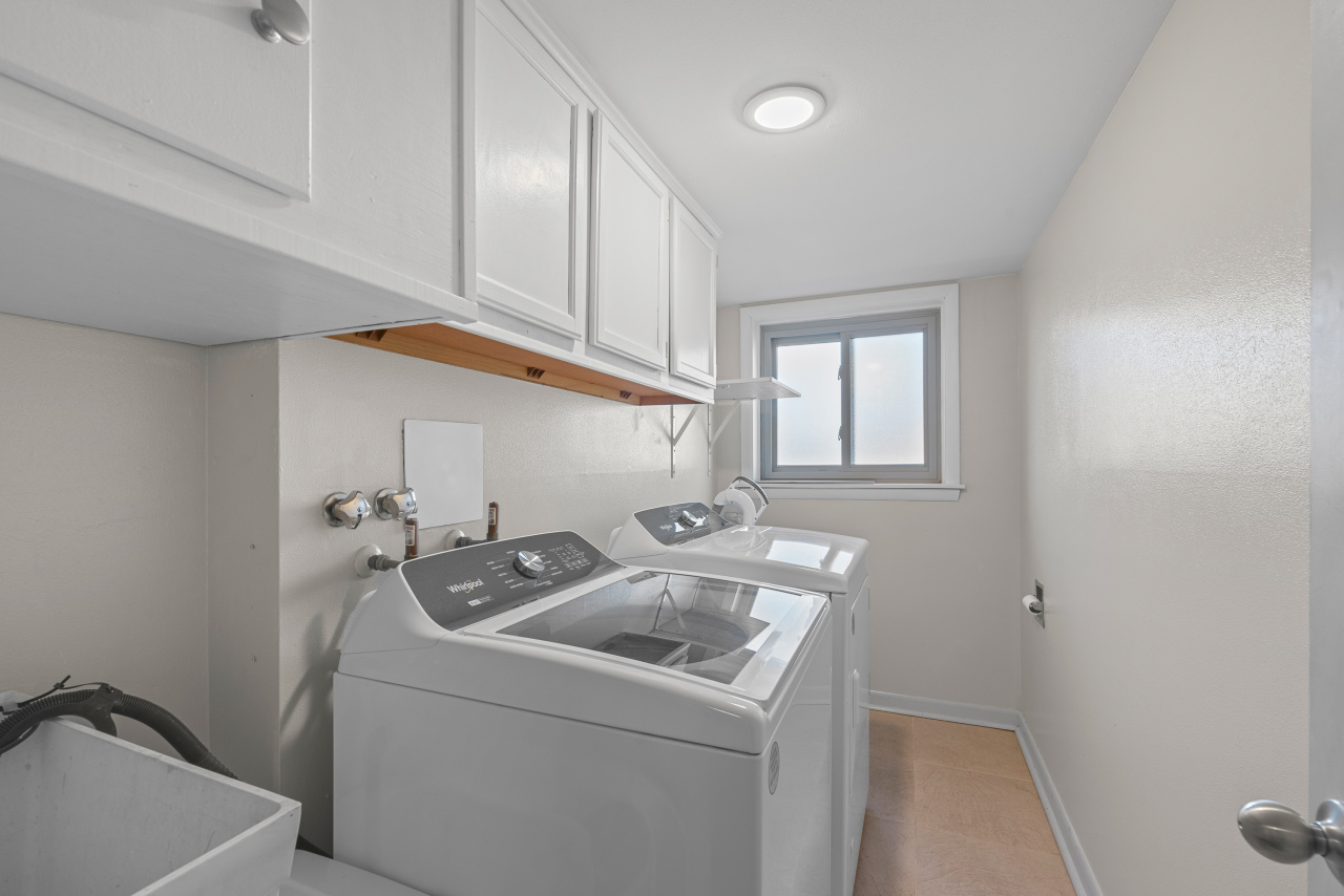 8665 N Manor Ct