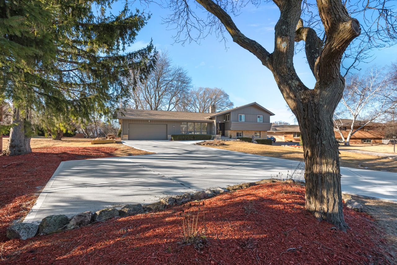 8665 N Manor Ct