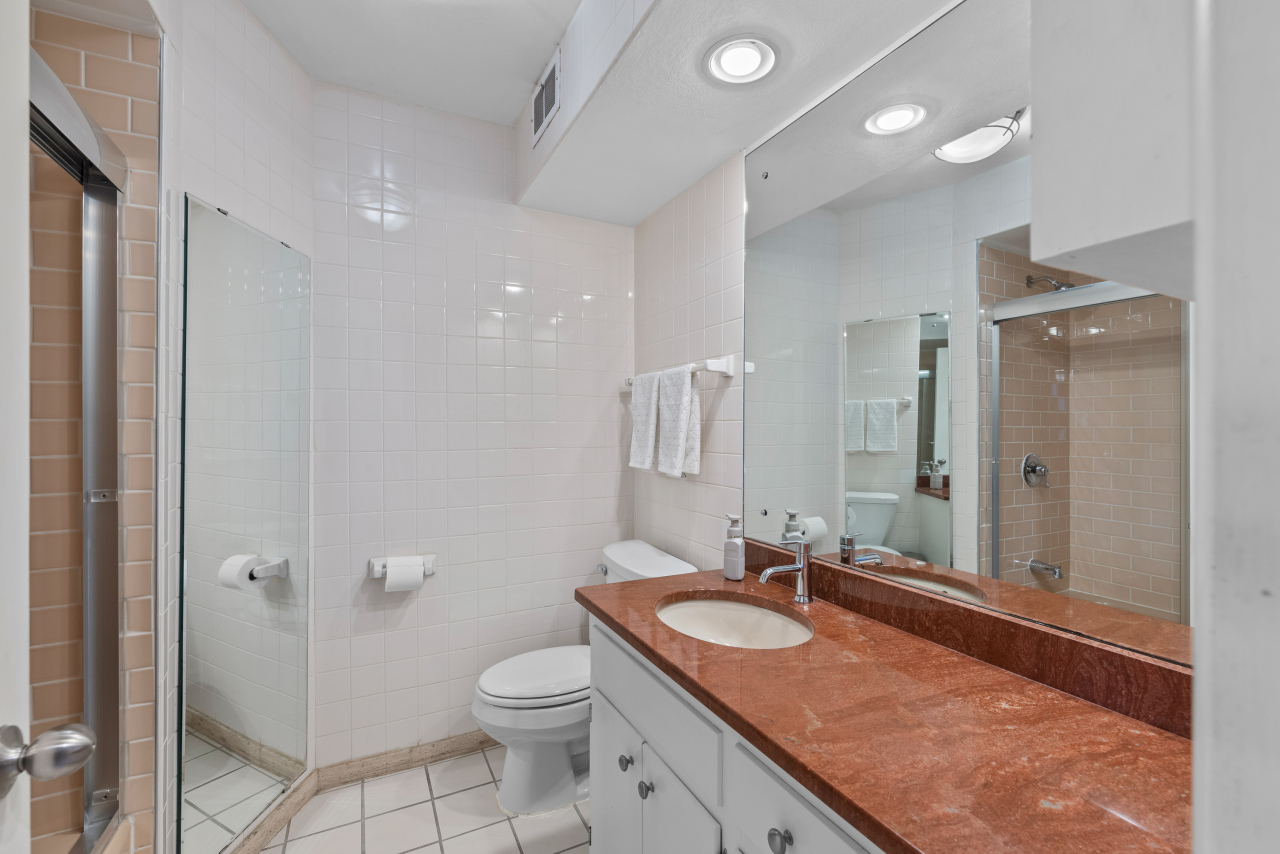 8665 N Manor Ct