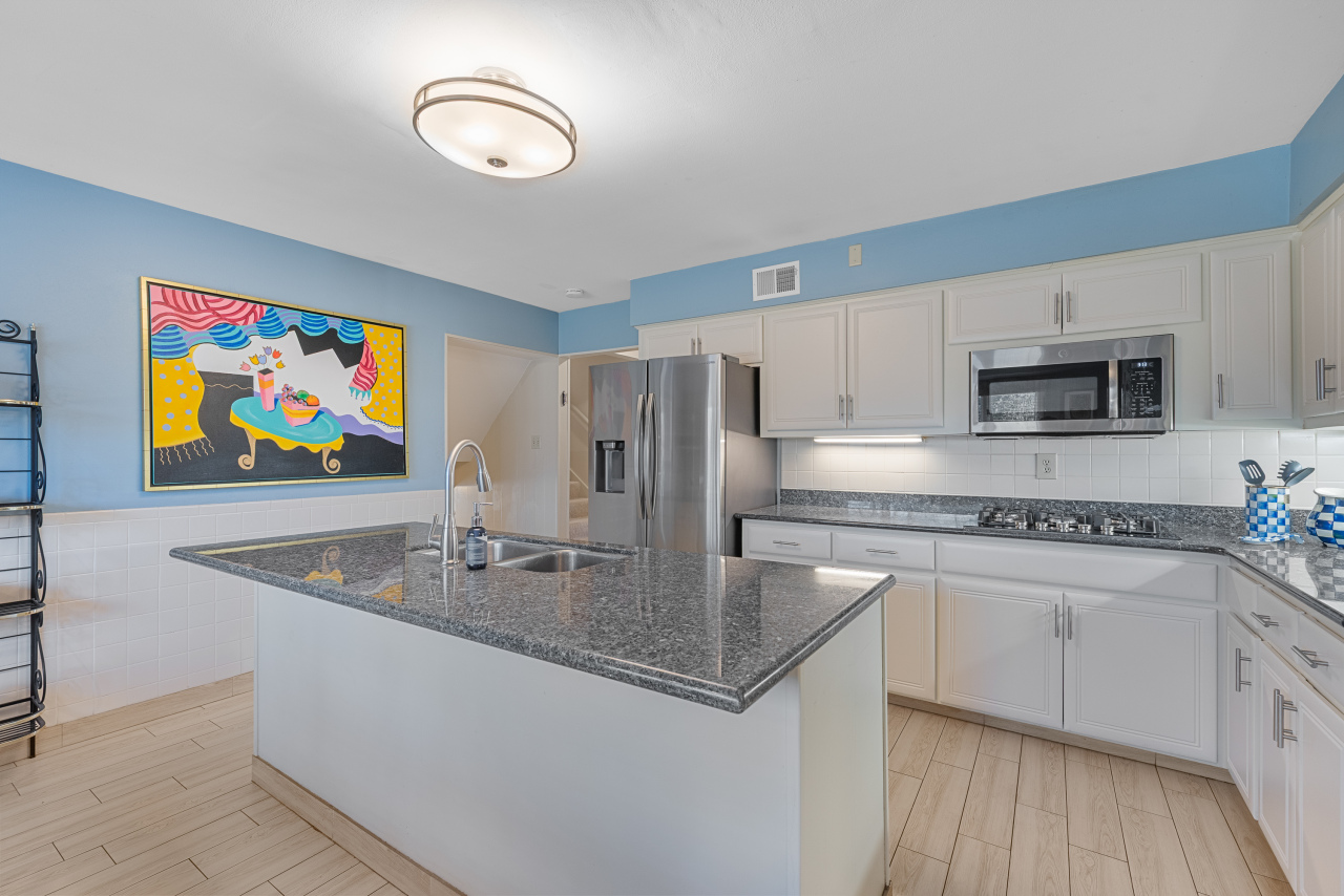 8665 N Manor Ct