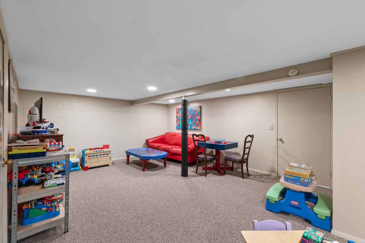 8665 N Manor Ct