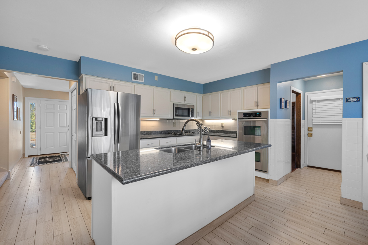 8665 N Manor Ct