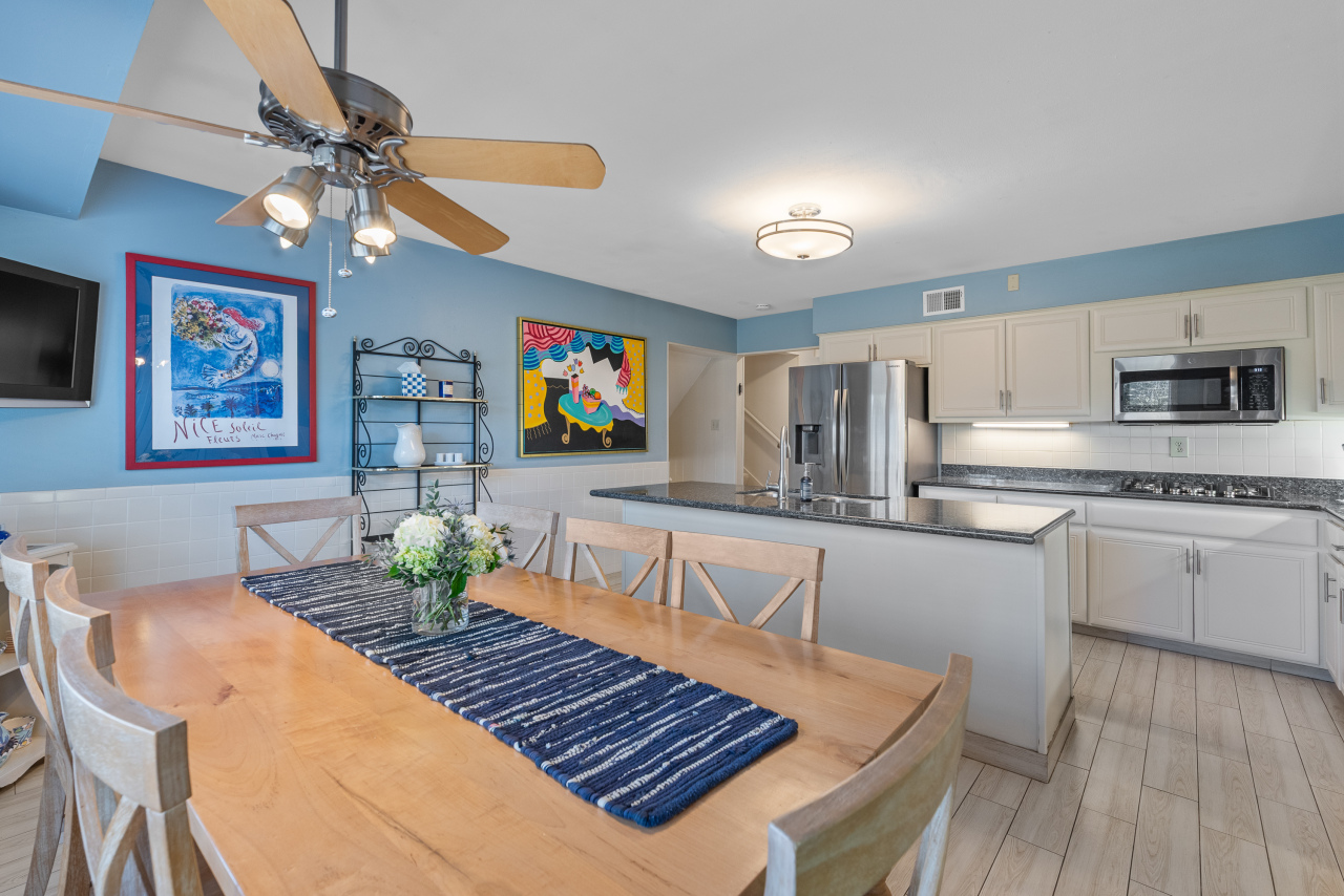 8665 N Manor Ct