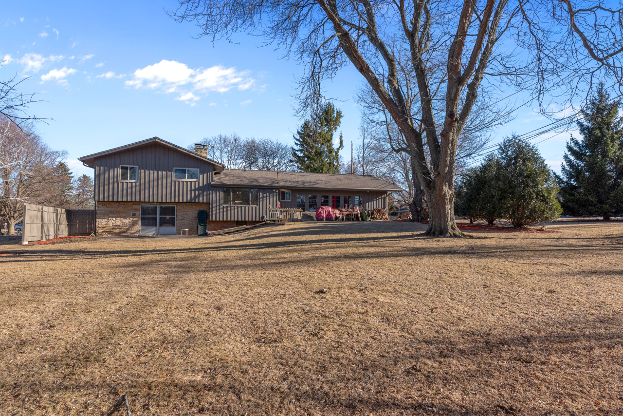 8665 N Manor Ct