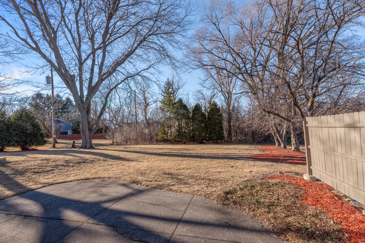 8665 N Manor Ct