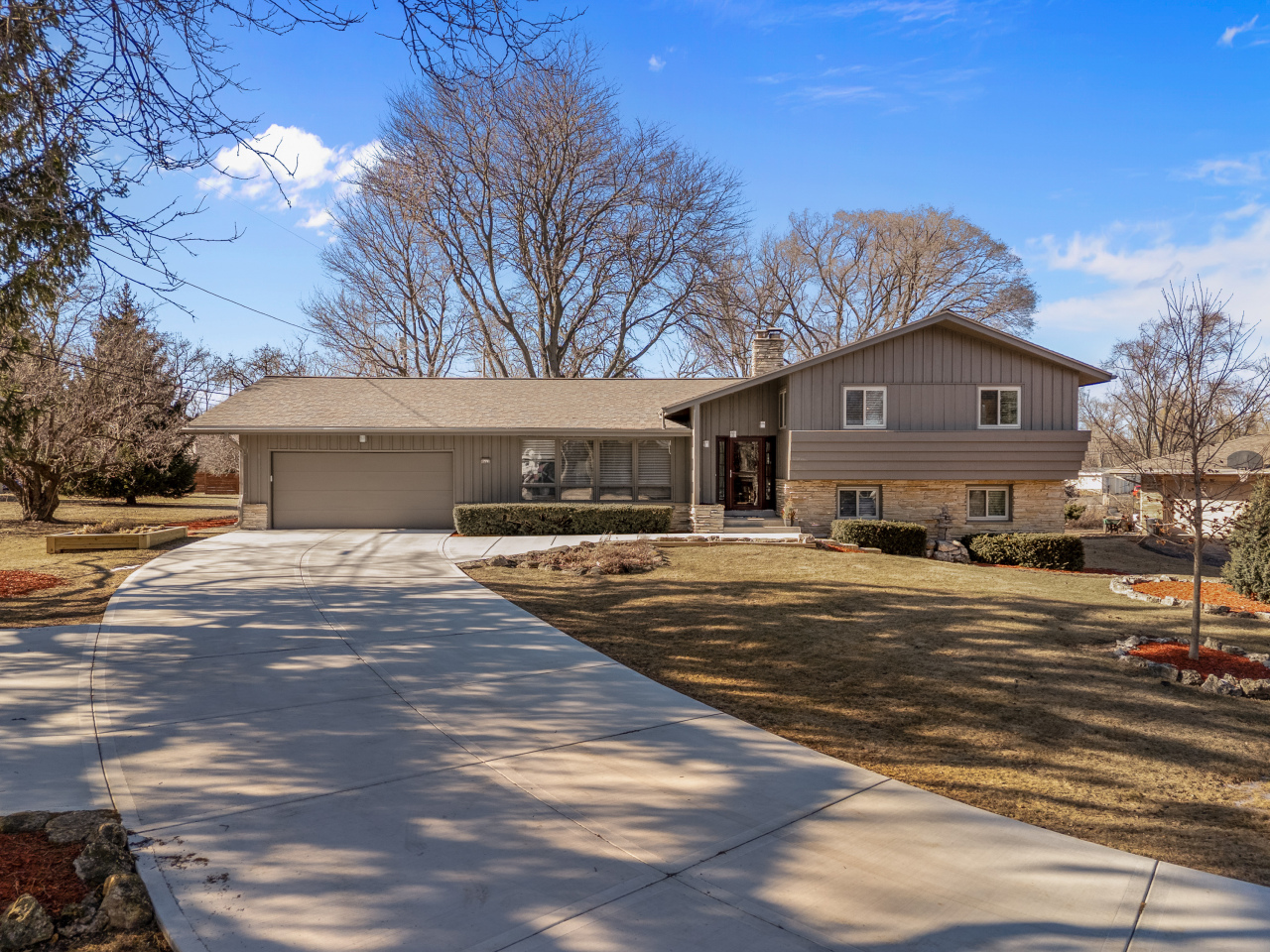 8665 N Manor Ct