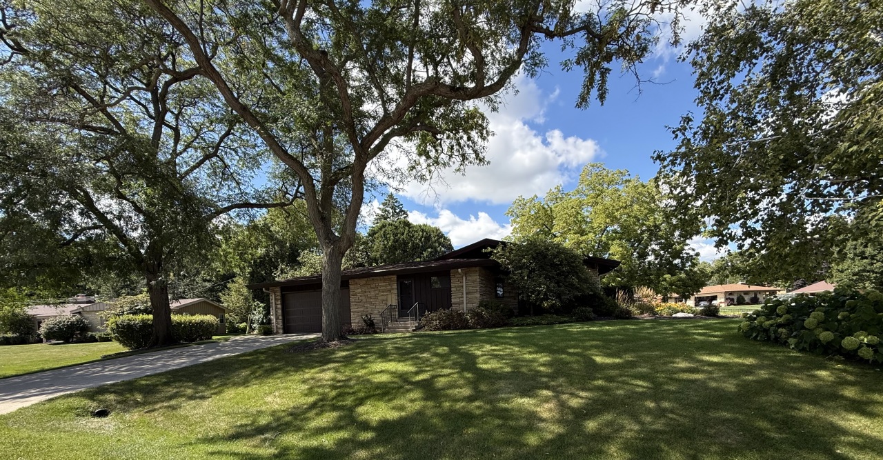 2201 W Acacia Rd