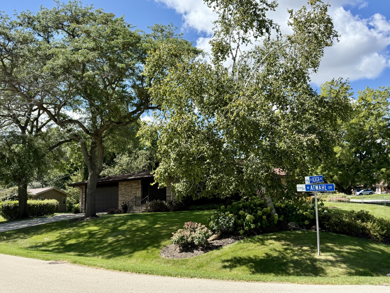2201 W Acacia Rd